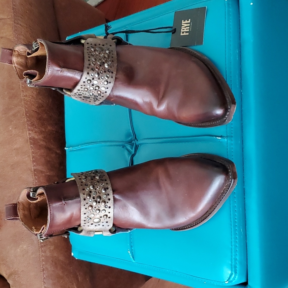 Deco Stud Removable Harness  Large 8.5 to 9.5  Boots not for Sale Display Only!